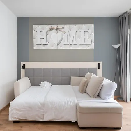 Apartment Wolska Deluxe By Bookinghost